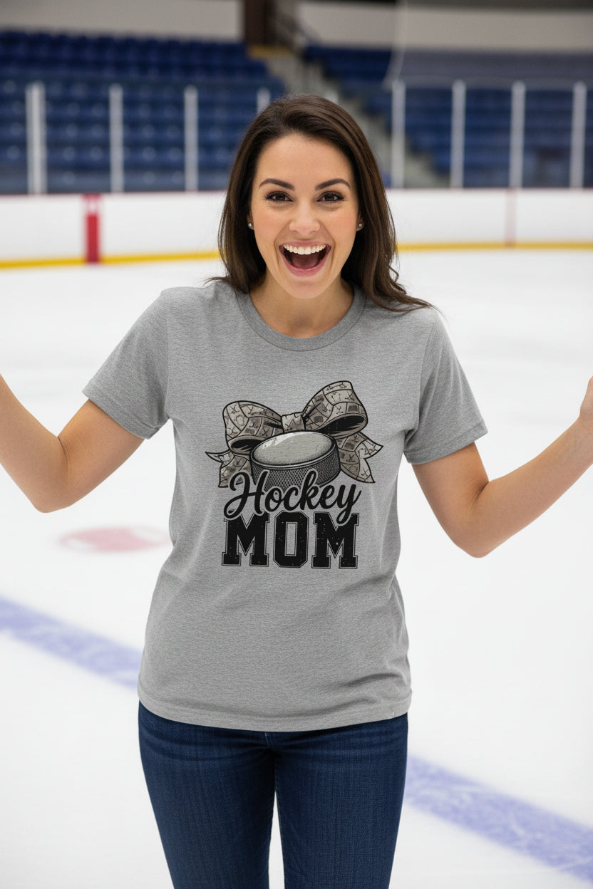 Hockey Mom Life – Chic Bow Game Day Statement T-Shirt ATHLETIC HEATHER - 6004 - FRONT